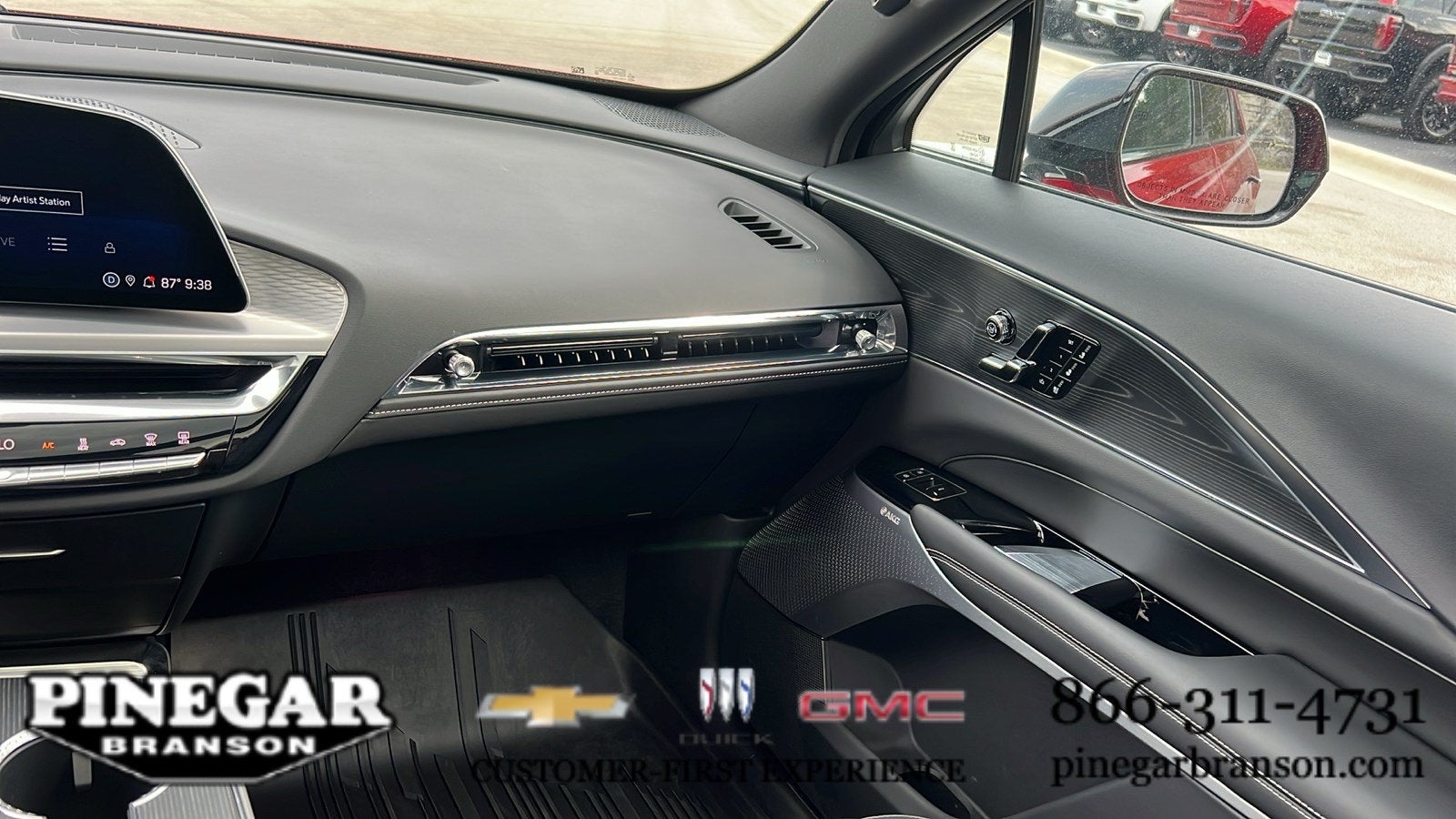 2025 Cadillac LYRIQ Luxury 3