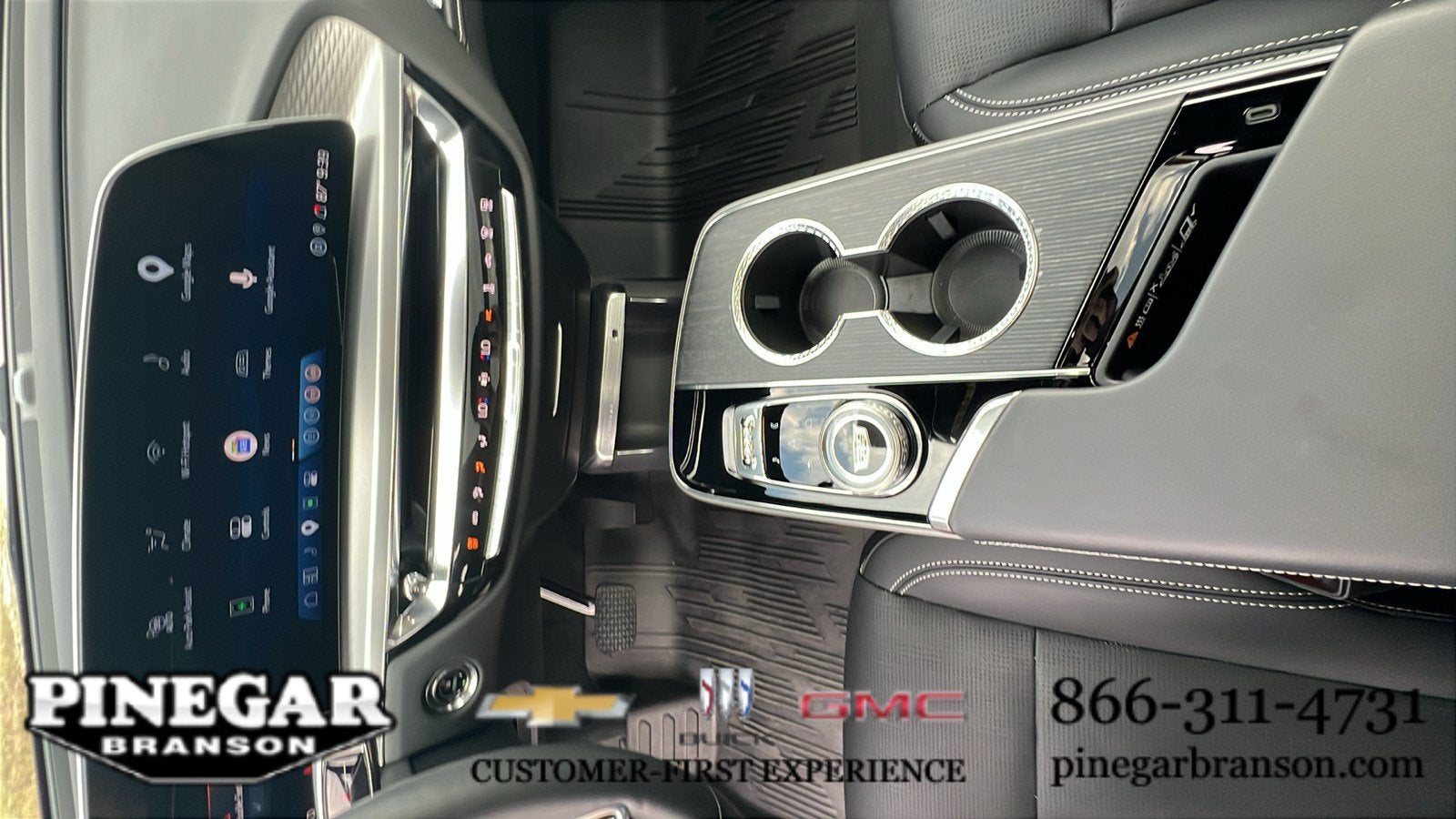 2025 Cadillac LYRIQ Luxury 3