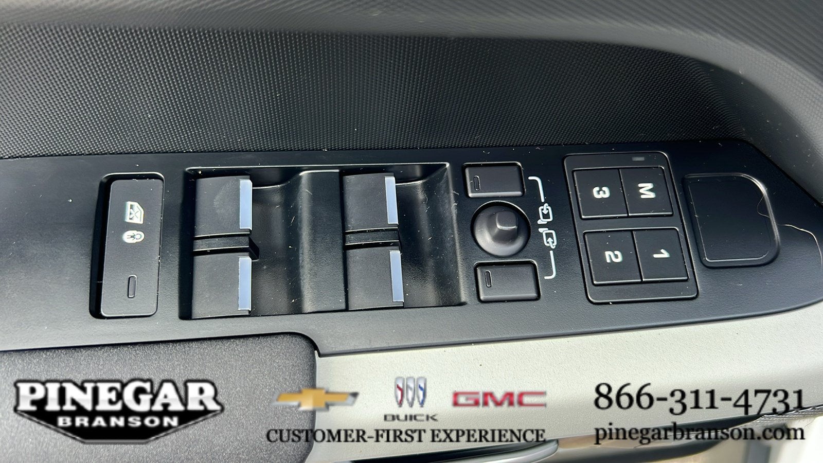 2023 Land Rover Defender X-Dynamic SE